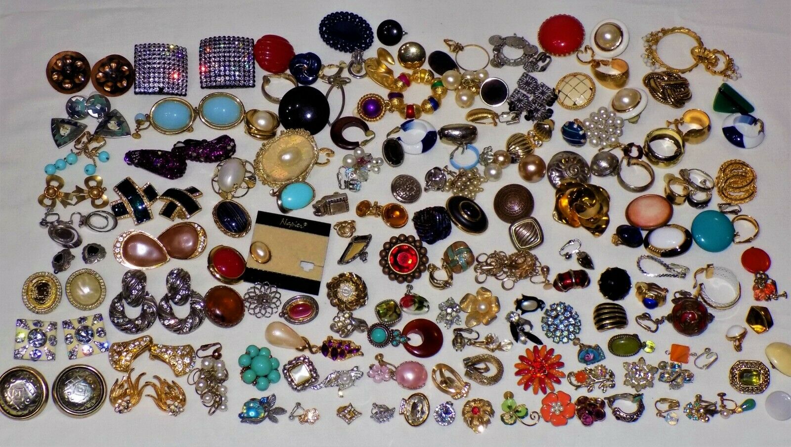 Lot Of 169 Vintage Single Or Damaged Clip-on, Screw-back Earrings Dior, Graziano