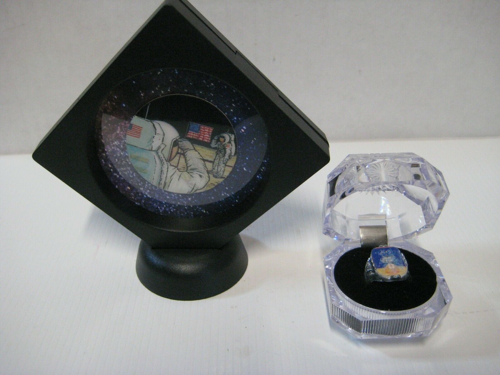 Nasa  Apollo 12 Astronaut Vari Vue Flicker Ring, Sticker - Collector's Paradise